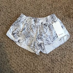 Lululemon Hotty Hot Short II 2.5” size 8